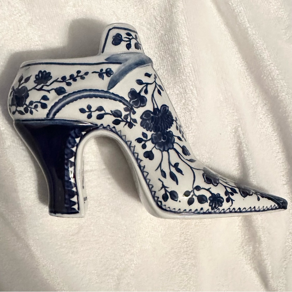 Authentic Delft Williamsburg Restoration Collectible Porcelain High Heel Shoe